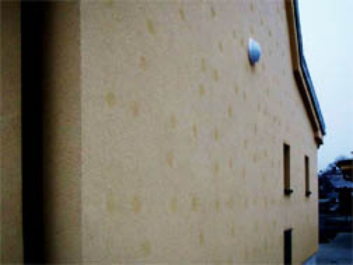 Barevné skvrny na kontaktním zateplovacím systému