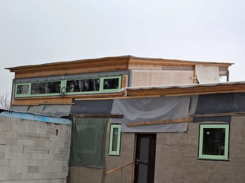 Nástavba rodinného domu navržená z dřevěných masivních panelů