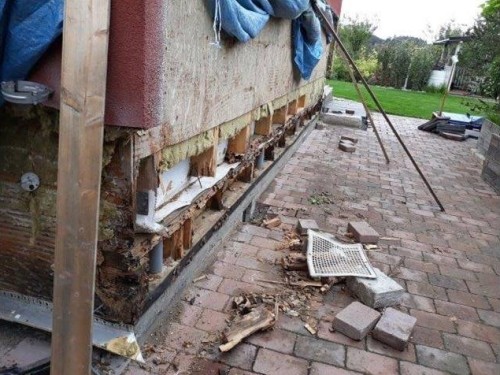 DEGRADACE STĚN DŘEVOSTAVBY ZPŮSOBENÁ NEUDRŽOVANÝM ODVODNĚNÍM STŘECHY