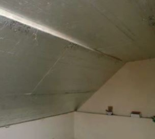 SPOLEHLIVÉ ŘEŠENÍ ŠIKMÉ STŘECHY S PAROZÁBRANOU A TEPELNOU IZOLACÍ MONTOVANOU ZDOLA