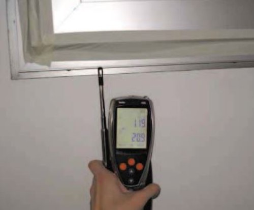 ČSN 73 1901 PŘÍLOHA J: ZKUŠEBNÍ METODIKA PRO STANOVENÍ PŘÍTOMNOSTI NĚTESNOSTÍ A NEUTĚSNĚNÝCH SPÁR V OBVODOVÝCH KONSTRUKCÍCH