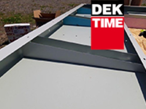 Řešení okrajů střechy s povlakovou hydroizolací s využitím plechových profilů DEKMETAL