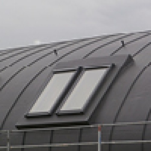 ŠIKMÉ A OBLOUKOVÉ STŘECHY S HYDROIZOLAČNÍ FÓLIÍ Z MĚKČENÉHO PVC A PROFILEM ALKORDESIGN