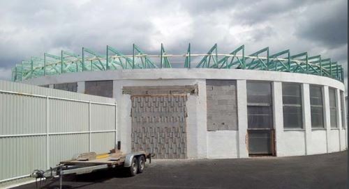 PERIPETIE PŘI NÁVRHU A PROVÁDĚNÍ STŘECHY NOVÉ POBOČKY DEKTRADE V JIČÍNĚ ANEB KOVÁŘOVA KOBYLA CHODÍ SKORO BOSA