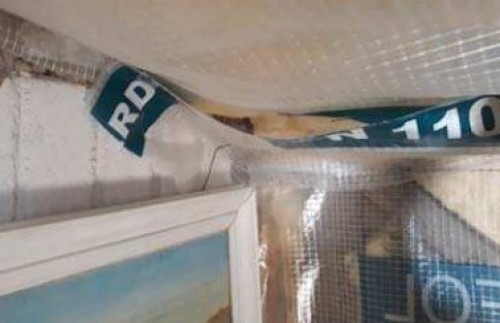 VLHKOSTNÍ PROBLÉMY LEHKÉ DŘEVĚNÉ STŘECHY S NETĚSNOU PAROZÁBRANOU