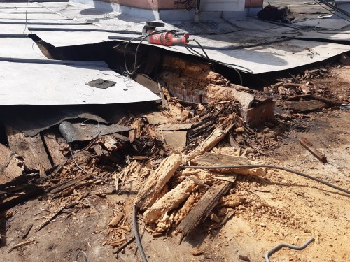 Destrukce dřevěného horního pláště střechy kdysi rekonstruované změnou z jednoplášťové  na dvouplášťovou