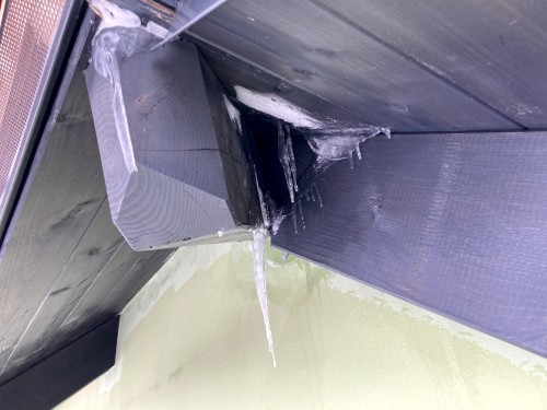 Vlhkostní porucha v kontaktu střechy TOPDEK a štítu