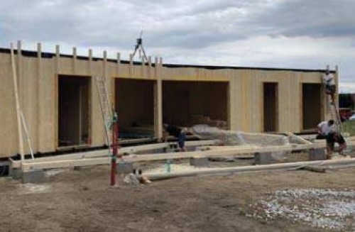 NOVOSTAVBA RODINNÉHO DOMU S NOSNOU KONSTRUKCÍ DEKPANEL A PROVĚTRÁVANOU DŘEVĚNOU FASÁDOU