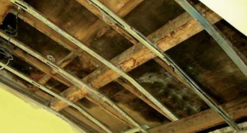 PORUCHA STŘECHY ZPŮSOBENÁ NETĚSNÝM SPODNÍM PLÁŠTĚM