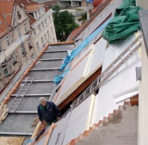 NÁSTAVBA BYTOVÉHO DOMU SE SKLADBAMI STŘECH DEKROOF