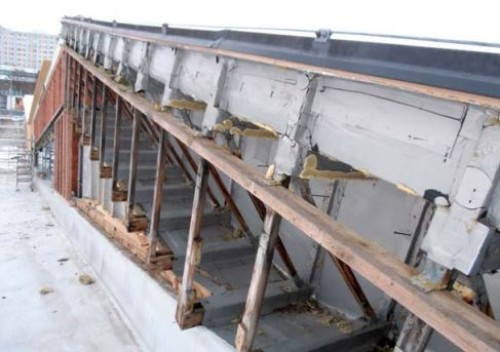 TEPELNĚVLHKOSTNÍ VADA V NAPOJENÍ STŘEŠNÍ A OBVODOVÉ KONSTRUKCE BAZÉNOVÉ HALY