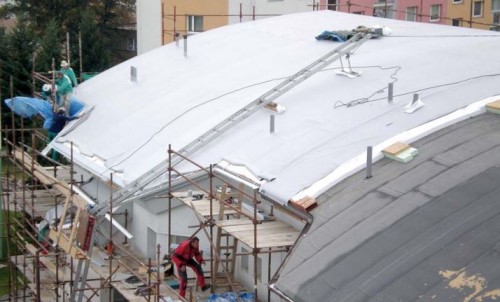 TECHNICKÉ ŘEŠENÍ REKONSTRUKCE OBLOUKOVÉ STŘECHY BYTOVÉHO DOMU