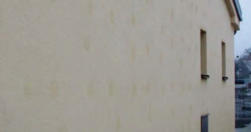 RUBRIKA ZNALCI: BAREVNÉ SKVRNY NA KONTAKTNÍM ZATEPLOVACÍM SYSTÉMU